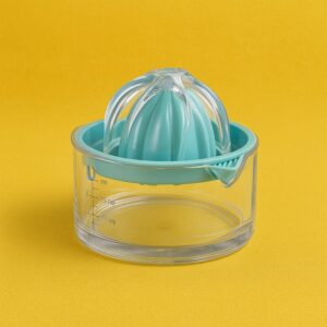 Manual Citrus Fruit Juicer with Measuring Cup Manual Citrus Fruit Juicer with Measuring Cup